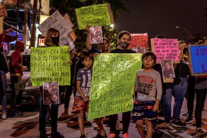 Masiva manifestación de vecinos del barrio Melo, de Vicente López, para pedir justicia por la muerte de José Luis González, el albañil baleado por policías en una refriega frente al hospital Belgrano, de San Martín