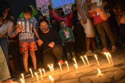 Masiva manifestación de vecinos del barrio Melo, de Vicente López, para pedir justicia por la muerte de José Luis González, el albañil baleado por policías en una refriega frente al hospital Belgrano, de San Martín