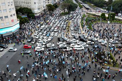 Masiva marcha alrededor del Obelisco