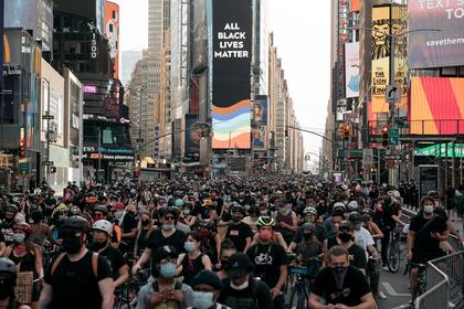 Masiva protesta por justicia racial, en Times Square