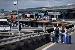 Masivas cancelaciones de vuelos en Francia pese a que se suspendió la huelga de trabajadores