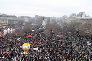 Huelgas masivas y manifestaciones en contra de que se eleve la edad jubilatoria en Francia