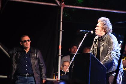 Maslatón y Javier Milei, en su cierre de campaña en Parque Lezama