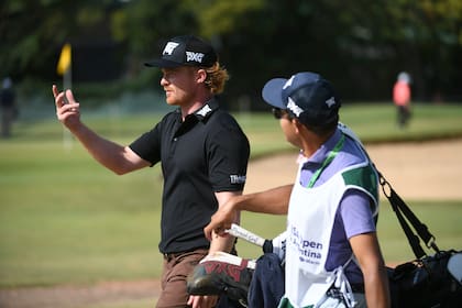 Mason Andersen habla con su caddie; es uno de los seis punteros