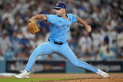 Mason Fluharty, de los Azulejos de Toronto, lanza en el cuarto juego de la Serie Mundial ante los Dodgers de Los Ángeles, el martes 28 de octubre de 2025 (AP Foto/Ashley Landis)