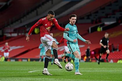 Mason Greenwood cierra por la derecha la jugada que diseñó por el sector opuesto su compañero Marcus Rashford y abre el marcador en Old Trafford.
