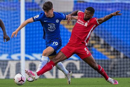 Georginio Wijnaldum habla frecuentemente con Koeman y según la prensa inglesa, Liverpool ya le está buscando reemplazante
