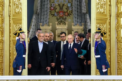 Masoud Pezeshkian junto a Vladímir Putin tras sus conversacione en Moscú, el pasado enero