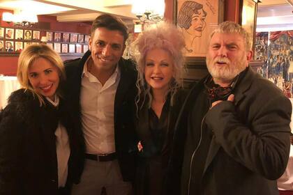 Florencia Masri, Martin Bossi y Ricky posan junto a la icónica Cyndi Lauper, la autora de las canciones del musical "Kinky Boots"