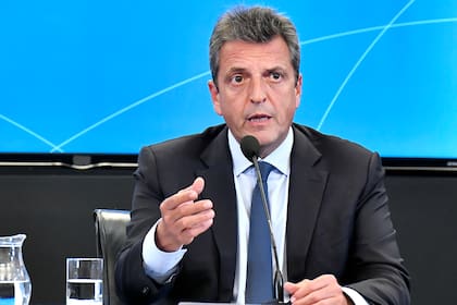 Massa anunció en Hacienda la recompra de deuda en dólares. La operación quedó envuelta en la polémica, por diferentes motivos.