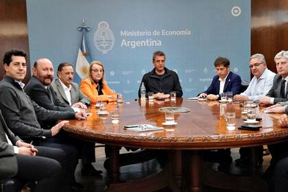 Massa, con algunos gobernadores peronistas y Wado de Pedro, en el Palacio de Hacienda, tras la reunión de mandatarios en el Banco Provincia