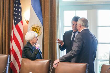 Massa con la titular del Tesoro, Yanet Yellen, y el embajador Marc Stanley en la Casa Blanca