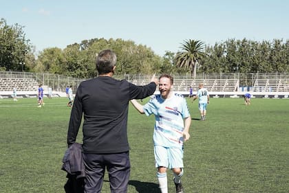 Massa, de espaldas, saluda al intendente de Lomas de Zamora, Federico Otermín
