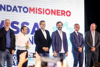 Massa el lunes en el hotel O2 de Iguazú, hablando por primera vez como precandidato. Junto al gobernador Oscar Herrera Ahuad y su sucesor el 10/12, Hugo Passalacqua. El ministro de Economí entendió como nadie que Misiones "tiene un 92% de su frontera con Brasil y Paraguay" y necesita herramientas impositivas para no padecer tanto las asimetrías que genera una macroeconomía inestable como la Argentina.