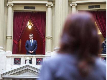 Massa en la Asamblea Legislativa que consagró a las fórmulas presidenciales para el balotaje; de espaldas, Cristina Kirchner