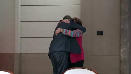 Massa, en un efusivo abrazo con Georgieva, en India; ocurrió en febrero antes de las turbulencias actuales