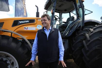 Massa, en un stand de tractores, en Expoagro