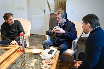 Massa, Kicillof y Santoro evalúan el desarrollo del comicio