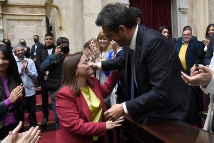 Massa saluda a Cecilia Moreau luego de que fue elegida para sucederlo al frente de la Cámara baja