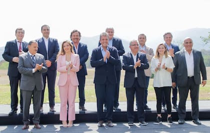 Massa se fotografió en septiembre junto a la secretaria de Energía Flavia Royón y los gobernadores del norte argentino, entre los que se encontraban dos de la oposición: Gerardo Morales (Jujuy) y Gustavo Valdés (Corrientes)