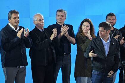 Massa, Taiana, Máximo Kirchner, Jimena López, Grabois y Kicillof, en el escenario de la derrota, el domingo pasado, en La Plata