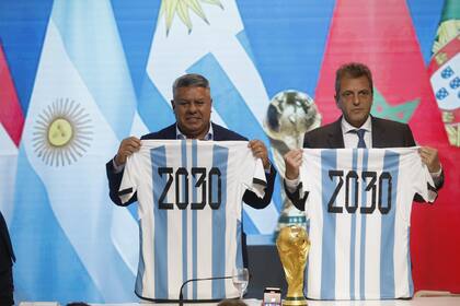 Massa y Claudio Tapia en los festejos por la decisión de la FIFA de darle a Argentina un partido del Mundial 2030; algunos ingratos hicieron memes diciendo que era el precio del dólar después de la primera vuelta