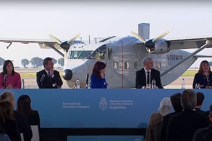 Massa y Cristina en un acto en Aeroparque por la recuperación de uno de los aviones de "los vuelos de la muerte"