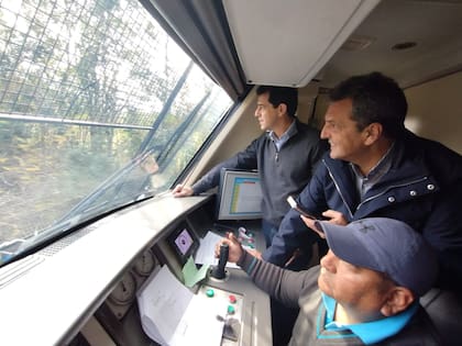 Massa y de Pedro llegaron en tren a la estación de Mercedes