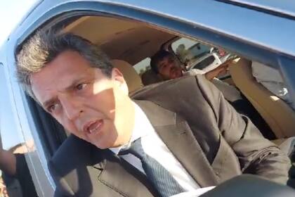Massa y detrás su secretario, inseparable en la gira