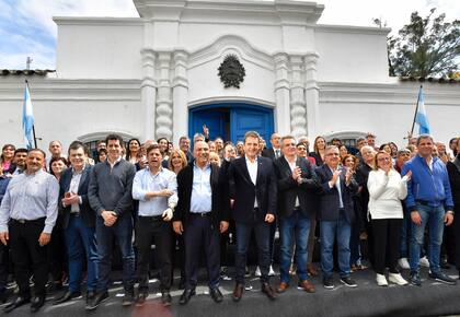Massa y los gobernadores frente a la Casa de Tucumán