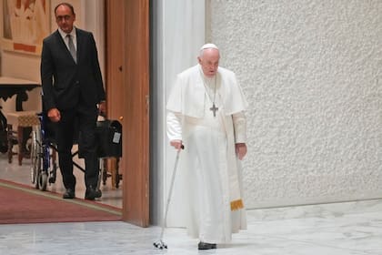 Massimiliano Strappetti observa al papa Francisco caminar en el salón Pablo VI con motivo de la audiencia general semanal en el Vaticano, el miércoles 3 de agosto de 2022