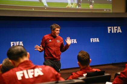 Massimo Busacca, director de la Subdivisión de Arbitraje de la FIFA, durante uno de los seminarios