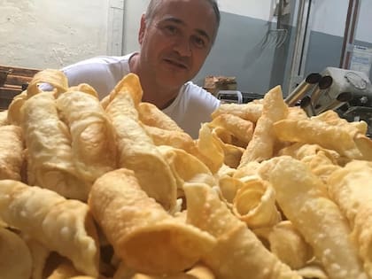 Massimo con los cannoli listos para ser rellenados según los gustos del cliente