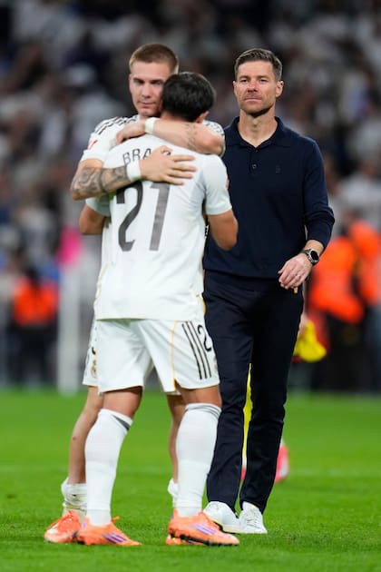 Mastantuono abraza a Brahim Díaz, que lo reemplazó y le dio la asistencia a Mbappé para el tercer gol