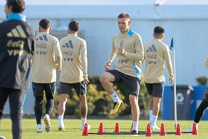 Mastantuono conoce el predio de Ezeiza por sus pasos por selecciones juveniles, pero a los 17 llegó a la mayor; disputar la Copa del Mundo el año que viene no parece imposible para el chico de River.