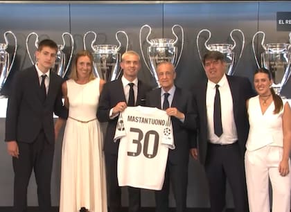 Mastantuono, el día de su presentación en Real Madrid, con 18 años recién cumplidos, en una imagen con el presidente Florentino Pérez y su familia