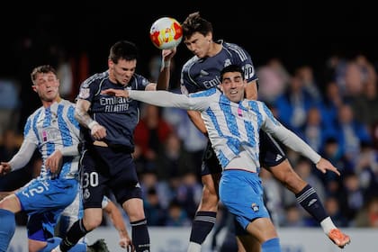 Mastantuono y Gonzalo García saltan en busca del cabezazo