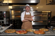 El maestro pizzero Diego Dávila enseña cómo armar la pizza argentina y sus cubiertas clásicas
