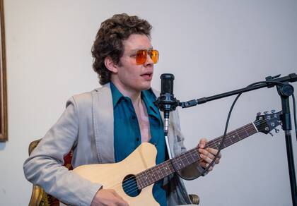 Mat Alba, que fue telonero de Paul McCartney en River, tocó ayer en el final de la presentación de Cancillería; es uno de los artistas que integra los DAC