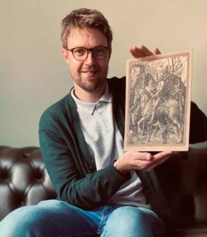 Mat Winter con la pintura hallada a sus 11 años