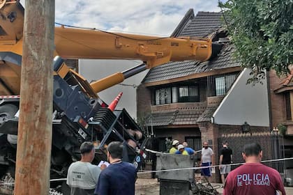 Ocurrió pasadas las 15.30 cuando la máquina intentaba colocar una pileta prefabricada de fibra de vidrio dentro de una de las viviendas de la zona