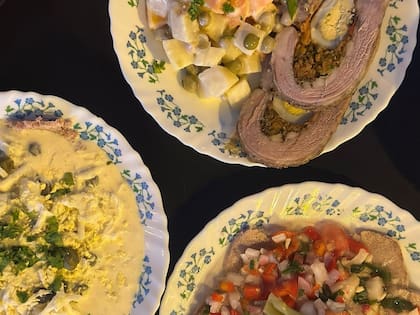 Matambre relleno con ensalada rusa junto a otros platos clásicos que se sirven en Olivera.