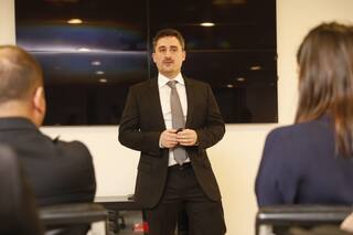 Matar a la idea para que nazca el negocio: emprender sin morir en el intento