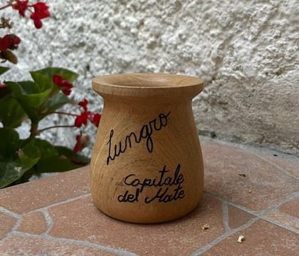 Mate con la inscripción de Lungro