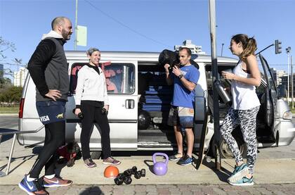 Mate en mano, Rodrigo Astigueta baja los elementos para armar su gimnasio en la costa de Vicente López,maria eugenia cerutti/ afv