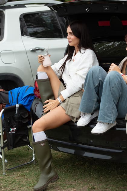 Mate en mano, Zaira miró el partido sentada en el baúl de un auto.