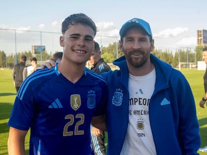 Mateo Silvetti y Lionel Messi, juntos en el predio de Ezeiza