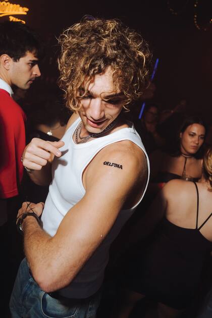 Mateo Balmonte se animó a los tatuajes y se imprmió en la piel el nombre de Delfina, el personaje de Macedo en la ficción.