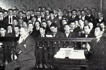 Mateo Banks se toma el mentón durante el juicio en julio de 1924; a su lado, su abogado, el Dr. Larraín