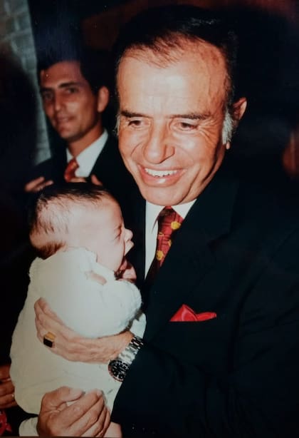 Mateo Cagliari no recuerda a Menem. Tras la ceremonia, sus padres le colocaron un padrino sustituto, que es un familiar.